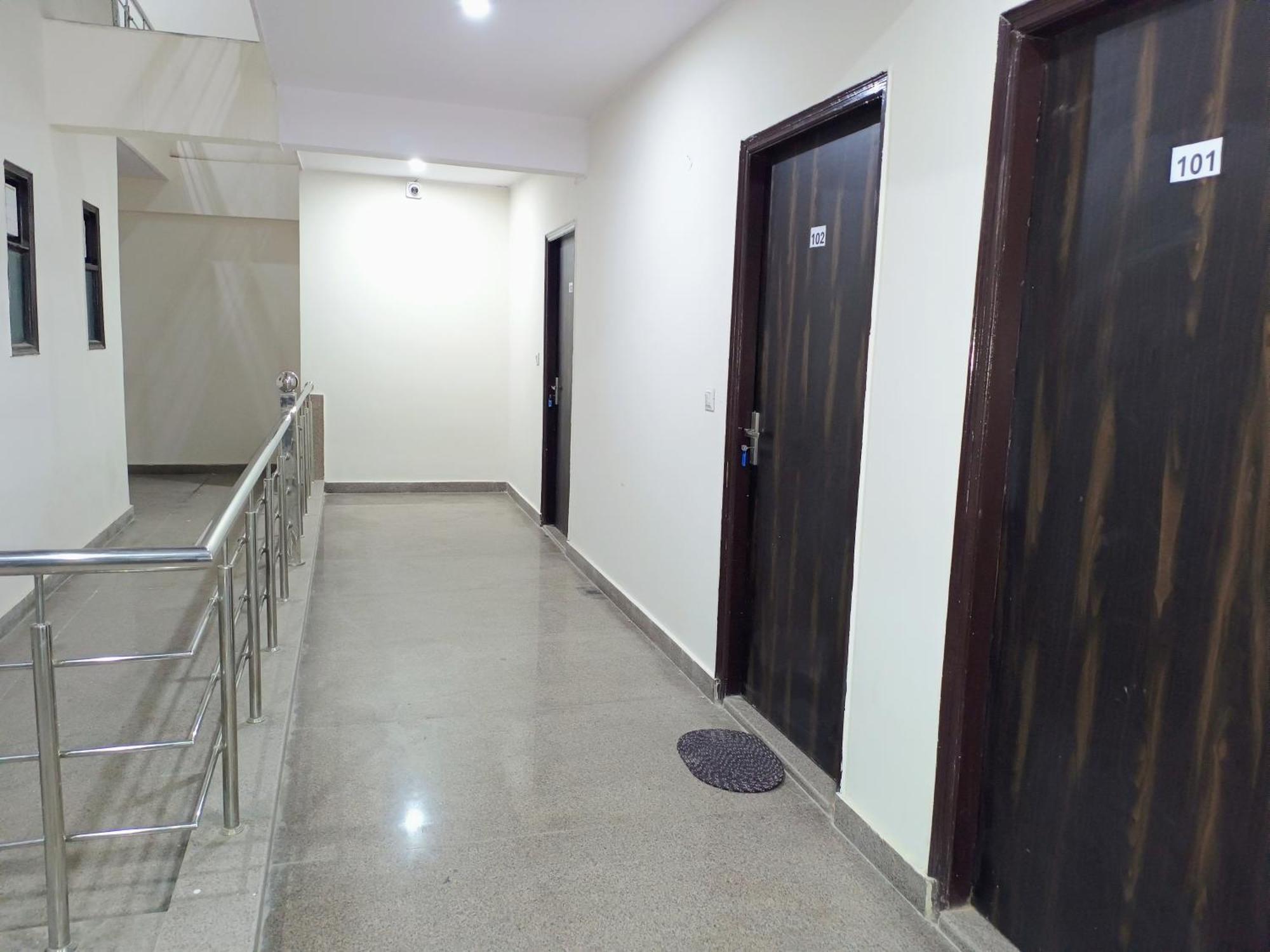 Hotel Krishna Tower Дели Экстерьер фото