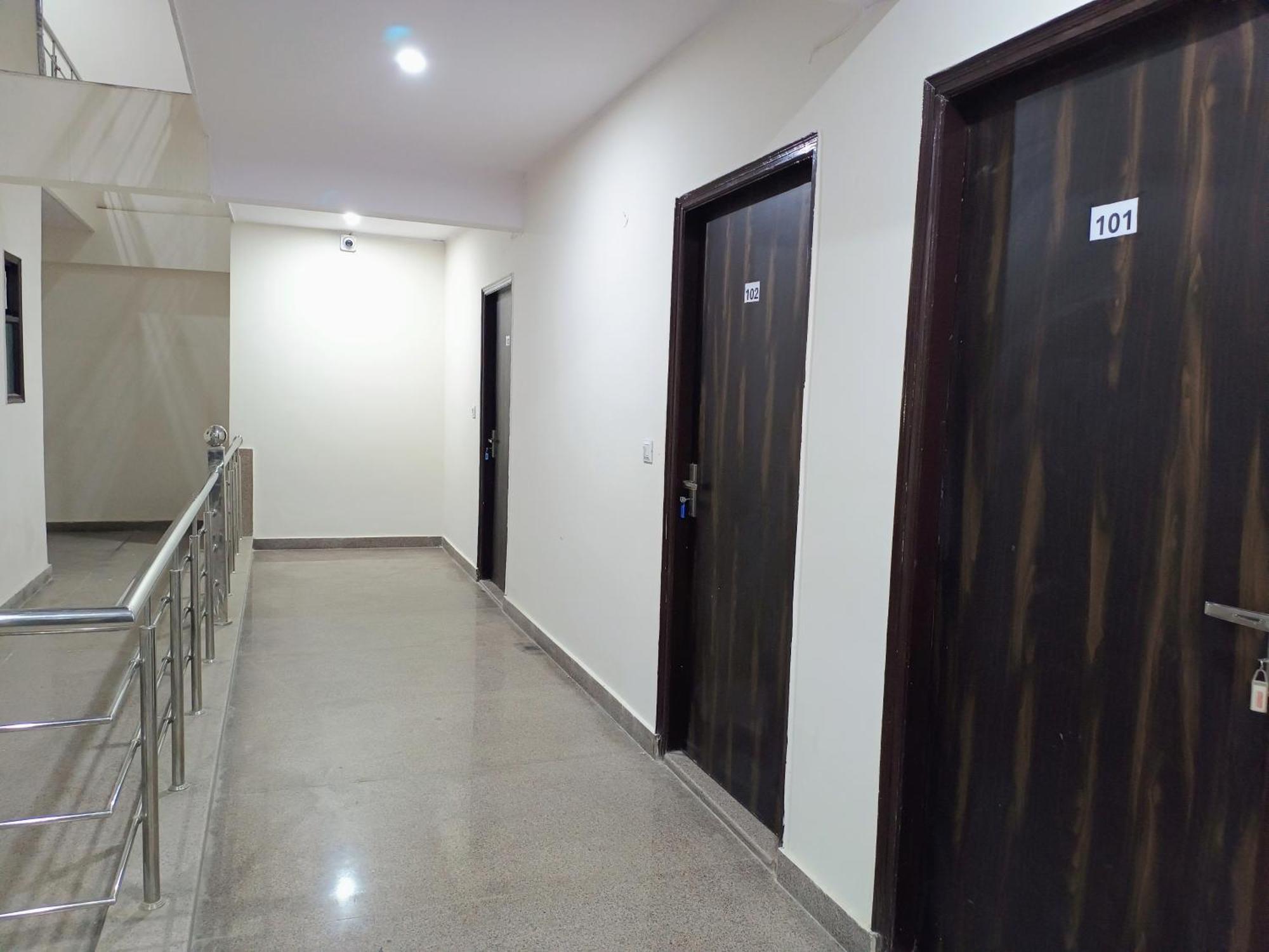 Hotel Krishna Tower Дели Экстерьер фото