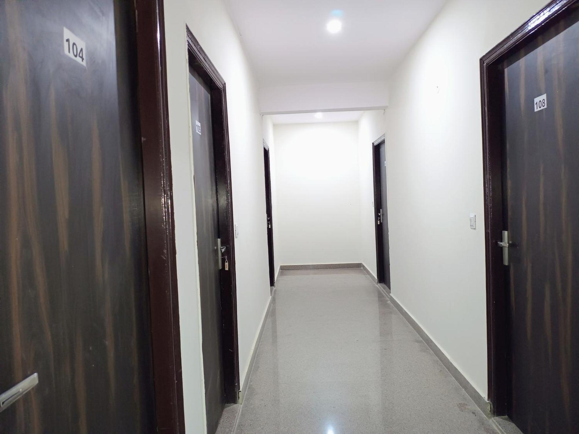 Hotel Krishna Tower Дели Экстерьер фото