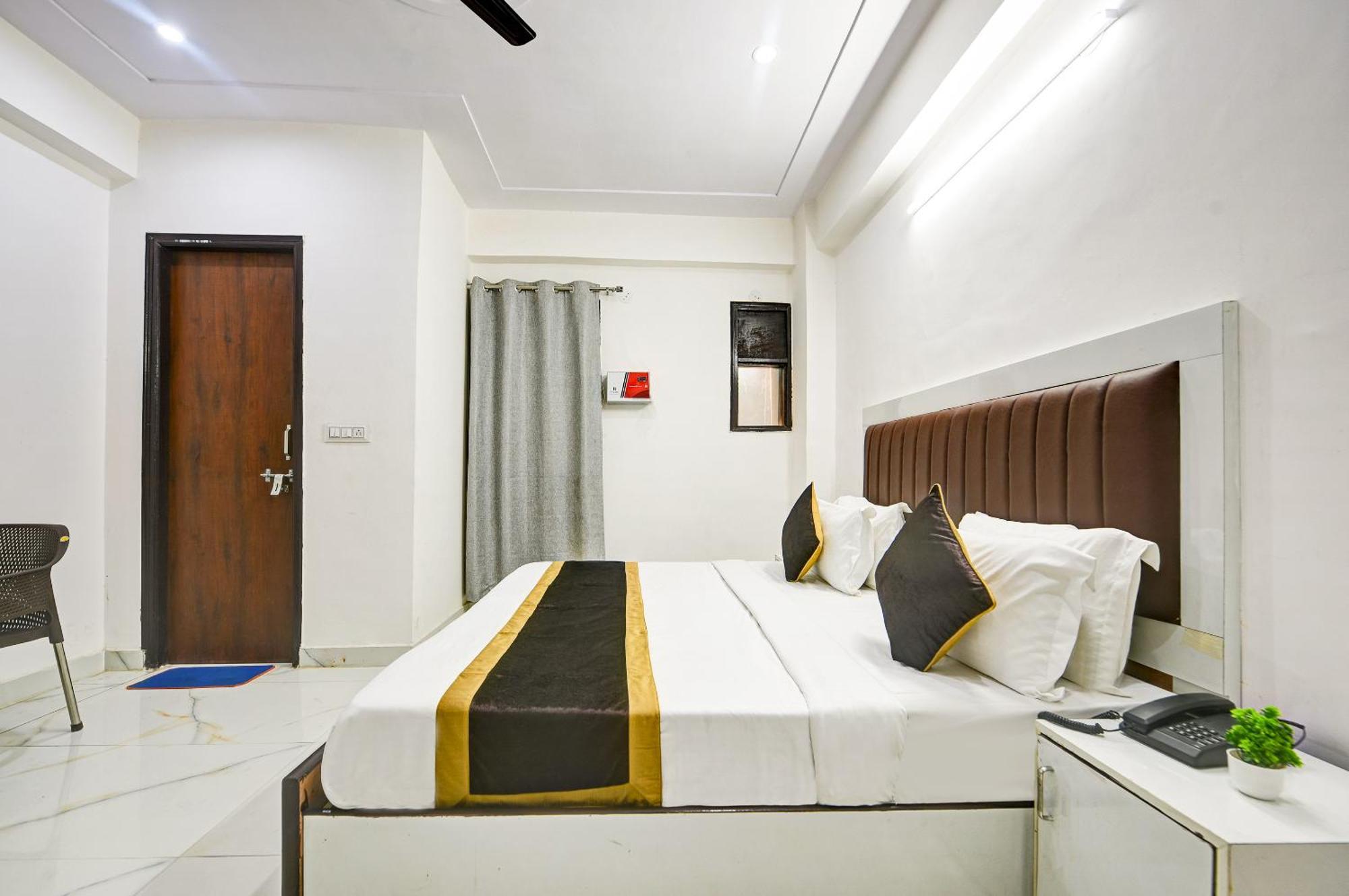 Hotel Krishna Tower Дели Экстерьер фото