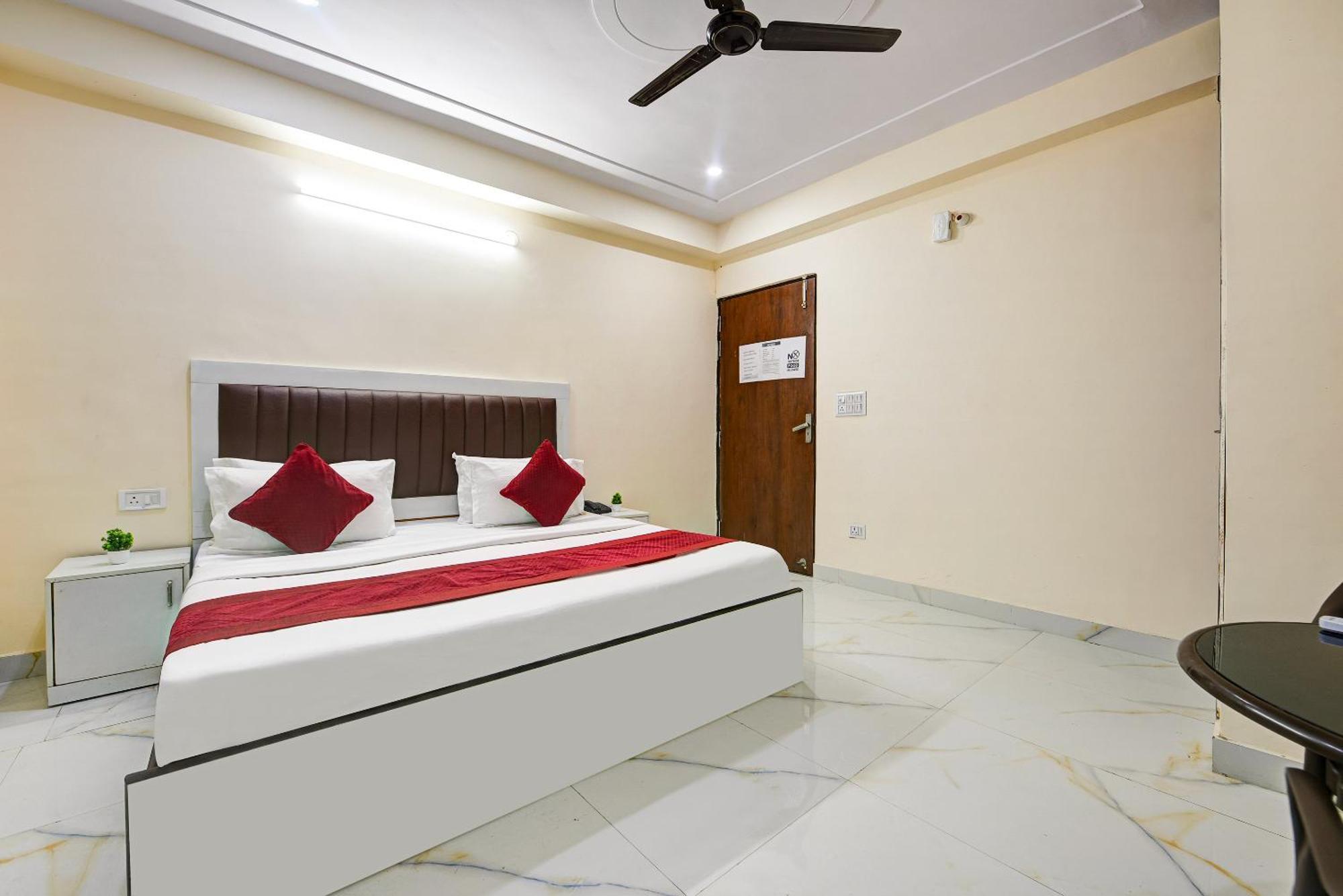 Hotel Krishna Tower Дели Экстерьер фото